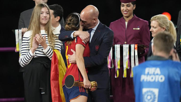 Spagna, il bacio rubato: lo staff della Nazionale femminile di calcio si dimettono in 11