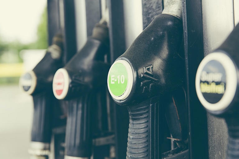 Prezzo della benzina in forte calo da due mesi, i distributori non hanno barato