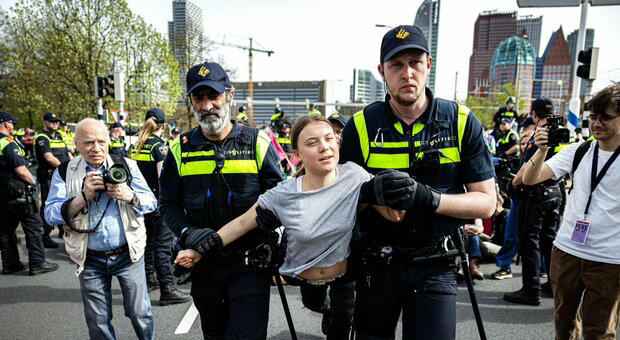 Greta Thunberg arrestata durante una protesta ambientalista all’Aja