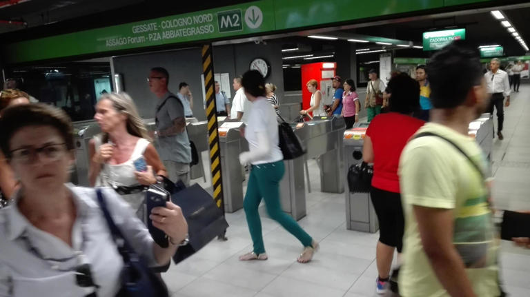 Milano,spinge ragazza su binari della metro M2